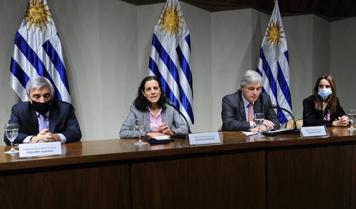 Ministra de Economía y Finanzas, Azucena Arbeleche, y canciller, Francisco Bustillo