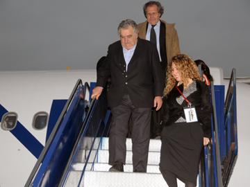 Presidente Mujica descendiendo de avión