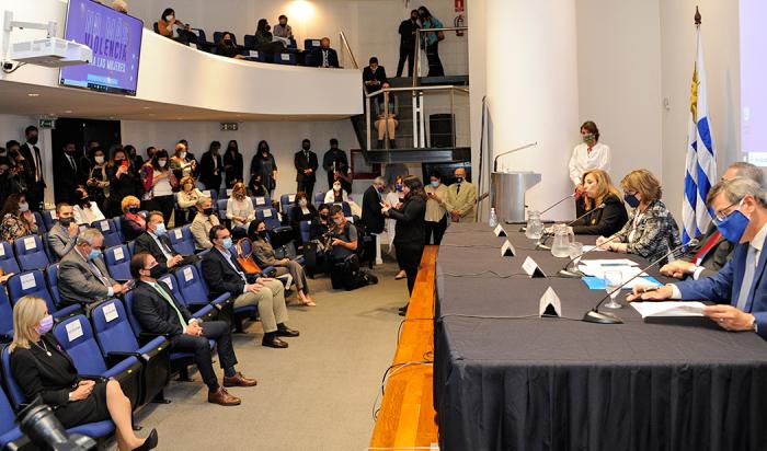 Presidente Lacalle Pou y autoridades del Gobierno