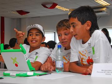 Niños con computadoras