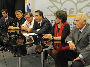 Autoridades en conferencia de prensa