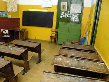 Interior de un salón de una escuela