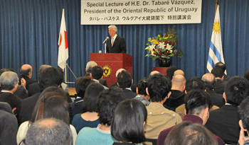 El Presidente Tabaré Vázquez responde a ronda de preguntas de estudiantes de la Universidad Sofía de Tokio