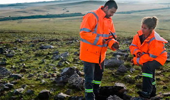 Técnicos realizando actividades en Aratirí