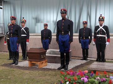 Urna y guardia de honor
