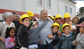Presidente Mujica junto a participantes del Plan Juntos Presidente Mujica junto a participantes del Plan Juntos
