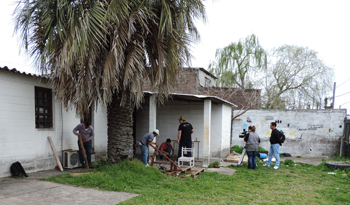 Jóvenes trabajando en carpintería en el Centro El Achique