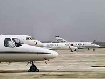 Aviones en la pista esperando