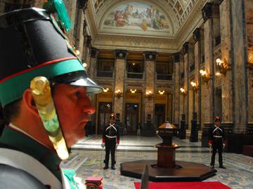 Militar custodiando los restos de Artigas