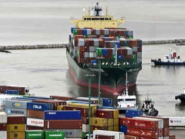 Partida de buque de contenedores en puerto de Montevideo