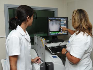 Especialistas trabajan en el hospital