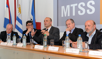 Ministro Ernesto Murro con autoridades del Banco de Previsión Social