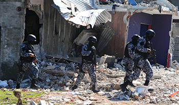 Policías recorren demoliciones en Los Palomares, Casavalle