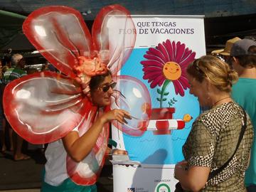Muchacha promocionando "Cuidándote vos, disfrutamos todos" contra alcohol y drogas