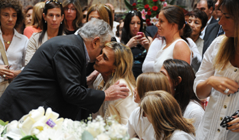 El Presidente José Mujica saluda a familiares de Carlos Páez Vilaró