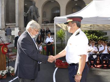 Ministro Bonomi en el acto saludando al nuevo director