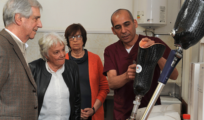 Tabaré Vázquez, Lucía Topolansky y Marina Arismendi en laboratorio del Cenatt