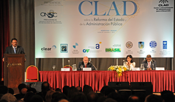 Mesa de autoridades procediendo a la apertura de Congreso del CLAD