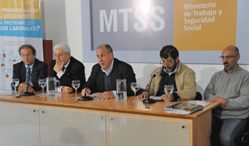 Ministro Ernesto Murro en firma de acuerdo tripartito
