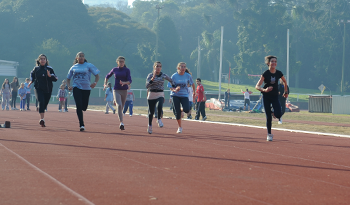 Jóvenes realizando actividad física en pista de atletismo