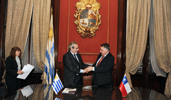 Vicecanciller Luis Porto y su par chileno Edgardo Riveros