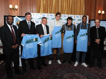 Autoridades de AUF e INAC junto a representantes de la selección de fútbol