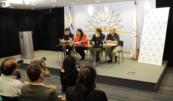 Osvaldor Laport, Alba Goycoechea, Javier Miranda y José Samaniego brindan detalles del traslado de refugiados sirios