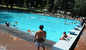 Actividades deportivas en la piscina