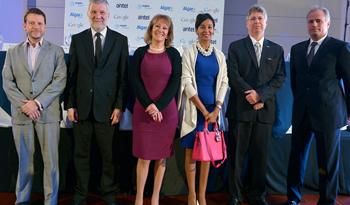 Autoridades en anuncio de asociación con firmas transnacionales para la instalación de un cable submarino de fibra óptica