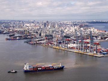 Barco saliendo del Puerto de Montevideo