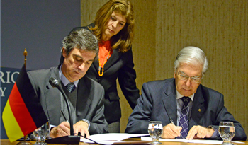 Director de la OPP, Álvaro García, junto a presidente del BROU, Julio César Porteiro.