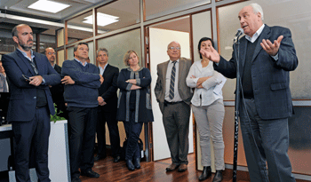 Víctor Rossi y autoridades en apertura de nueva oficina