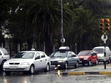 Autos circulando por la calle