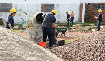 Trabajos de reconstrucción de vivienda en barrio Los Altos