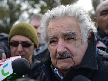 Mujica siendo consultado por la prensa