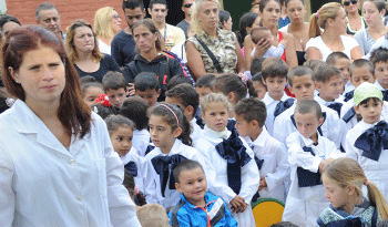 Los maestros, padres y alumnos se aúnan para conformar una comunidad educativa para inculcar valores
