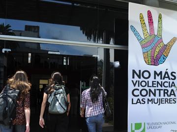 Mujeres entrando a evento de no más violencia contra las mujeres en TNU