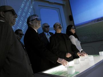 Autoridades observando proyecciones en 3D