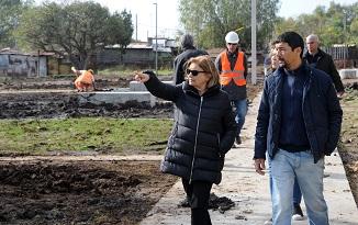 Eneida de León recorre obras en el predio del ex asentamiento La Chapita, Paysandú