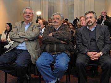 Presidente José Mujica y ministro y subsecretario de Obras Públicas, Enrique Pintado y Pablo Genta