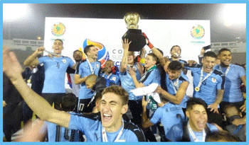 Los jóvenes de la seelección uruguaya campeona del torneo sudamericano festejan el triunfo