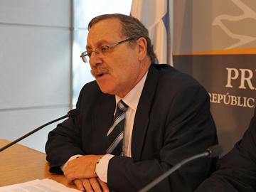 Ministro de Educación en conferencia
