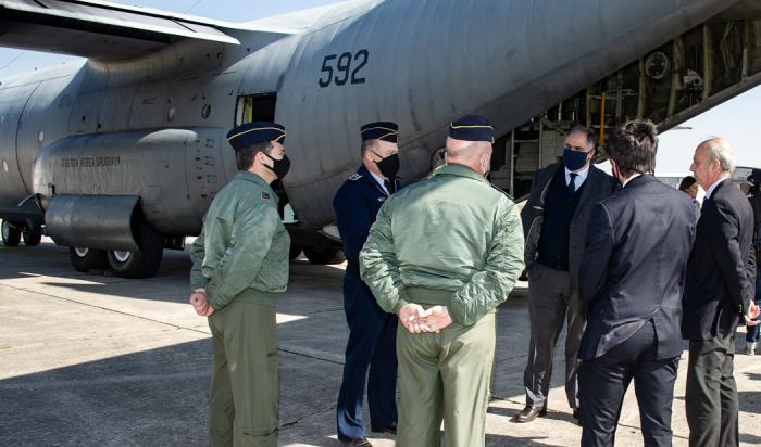Fuerza Aérea trasladó a Rivera material para instalar laboratorio de análisis de COVID-19