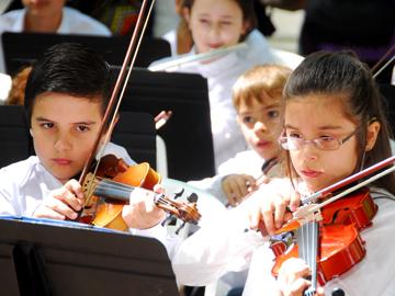 Niños tocando música clásica