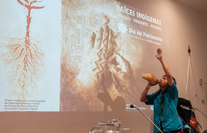Artista indígena en presentación del Día del Patrimonio