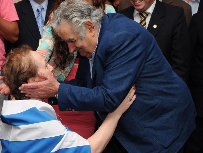 Mujica saluda a uruguayos en Brasil