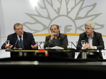 Los tres ministros en conferencia de prensa