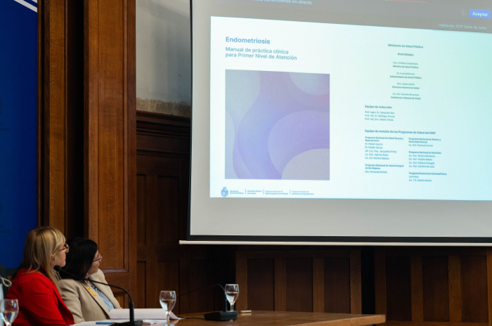 Lustemberg durante la presentación del manual de diagnóstico de casos de endometriosis
