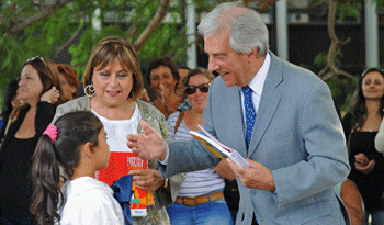 El Presidente Tabaré Vázquez entrega materiales didácticos a escolares