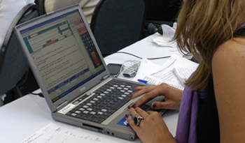 Joven escribe en plataforma virtual